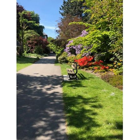 Perfectly Located 4 Storey Townhouse With 2 Parking Spaces In Central Harrogate Eksteriør bilde