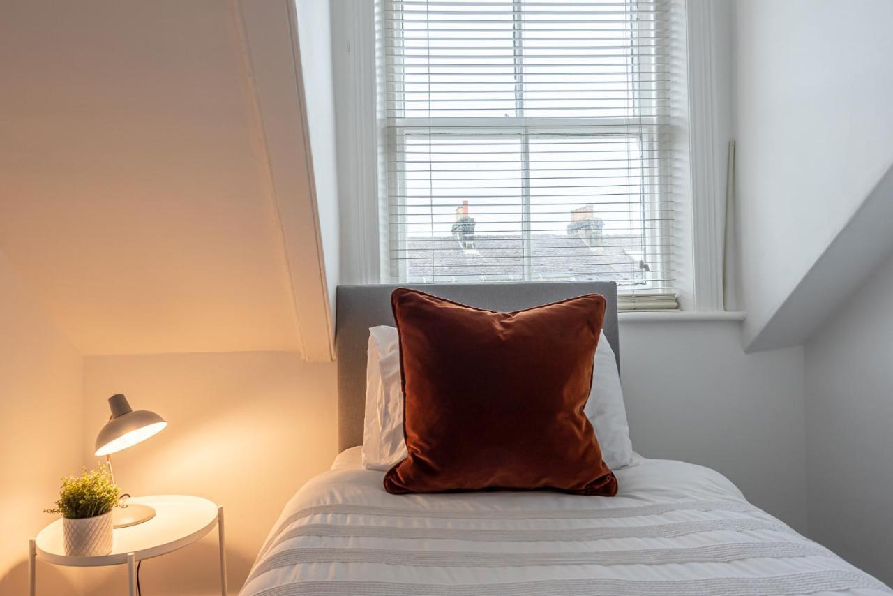 Perfectly Located 4 Storey Townhouse With 2 Parking Spaces In Central Harrogate Eksteriør bilde