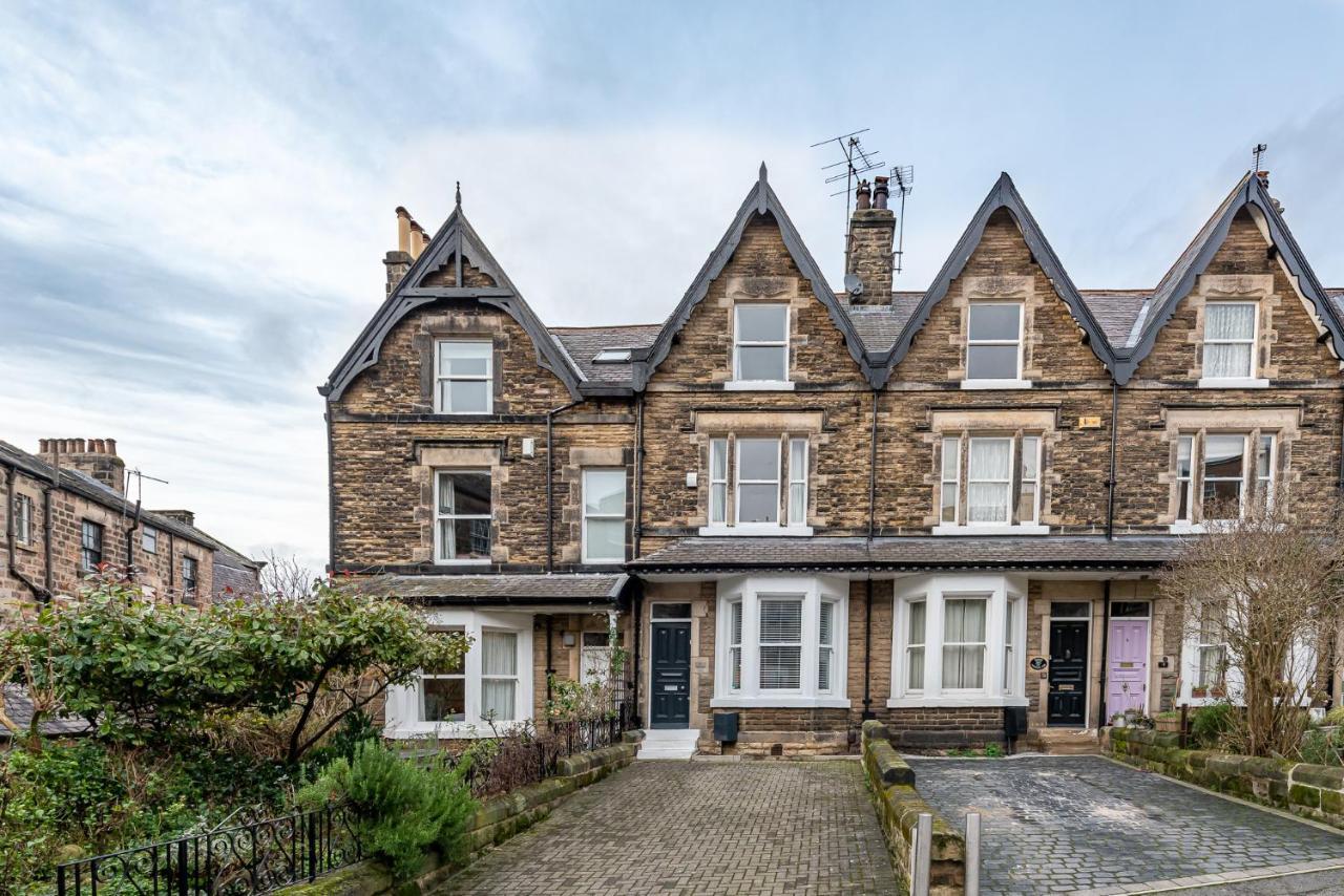 Perfectly Located 4 Storey Townhouse With 2 Parking Spaces In Central Harrogate Eksteriør bilde