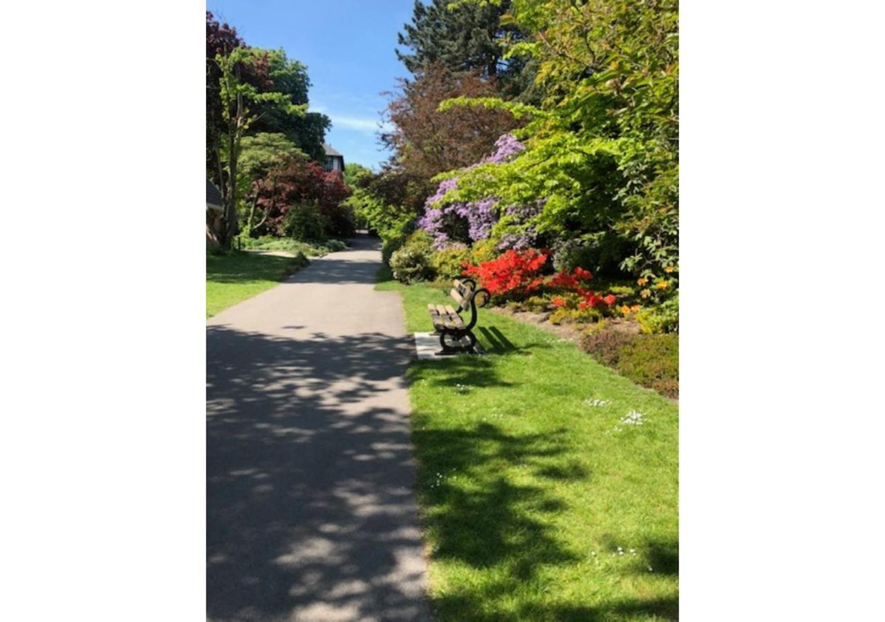 Perfectly Located 4 Storey Townhouse With 2 Parking Spaces In Central Harrogate Eksteriør bilde