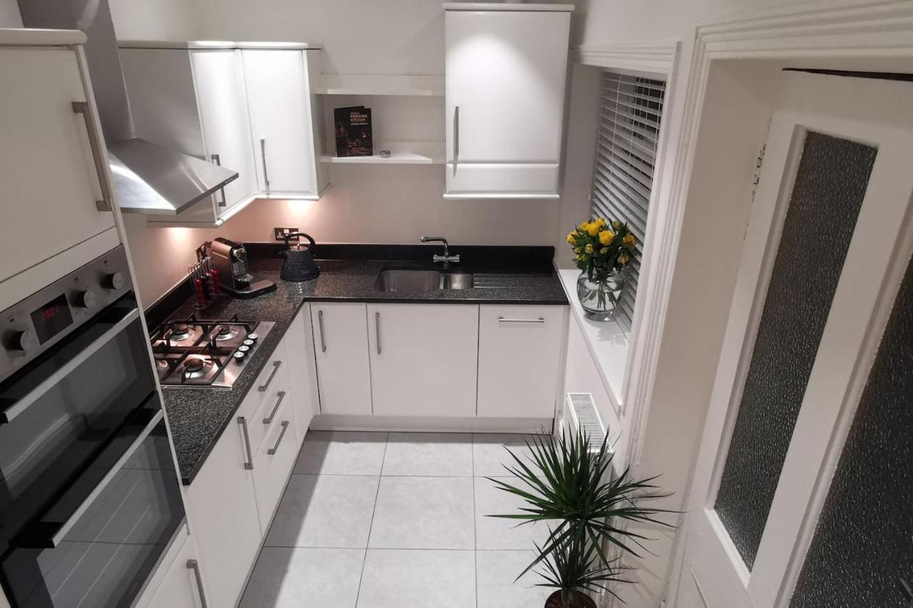 Perfectly Located 4 Storey Townhouse With 2 Parking Spaces In Central Harrogate Eksteriør bilde