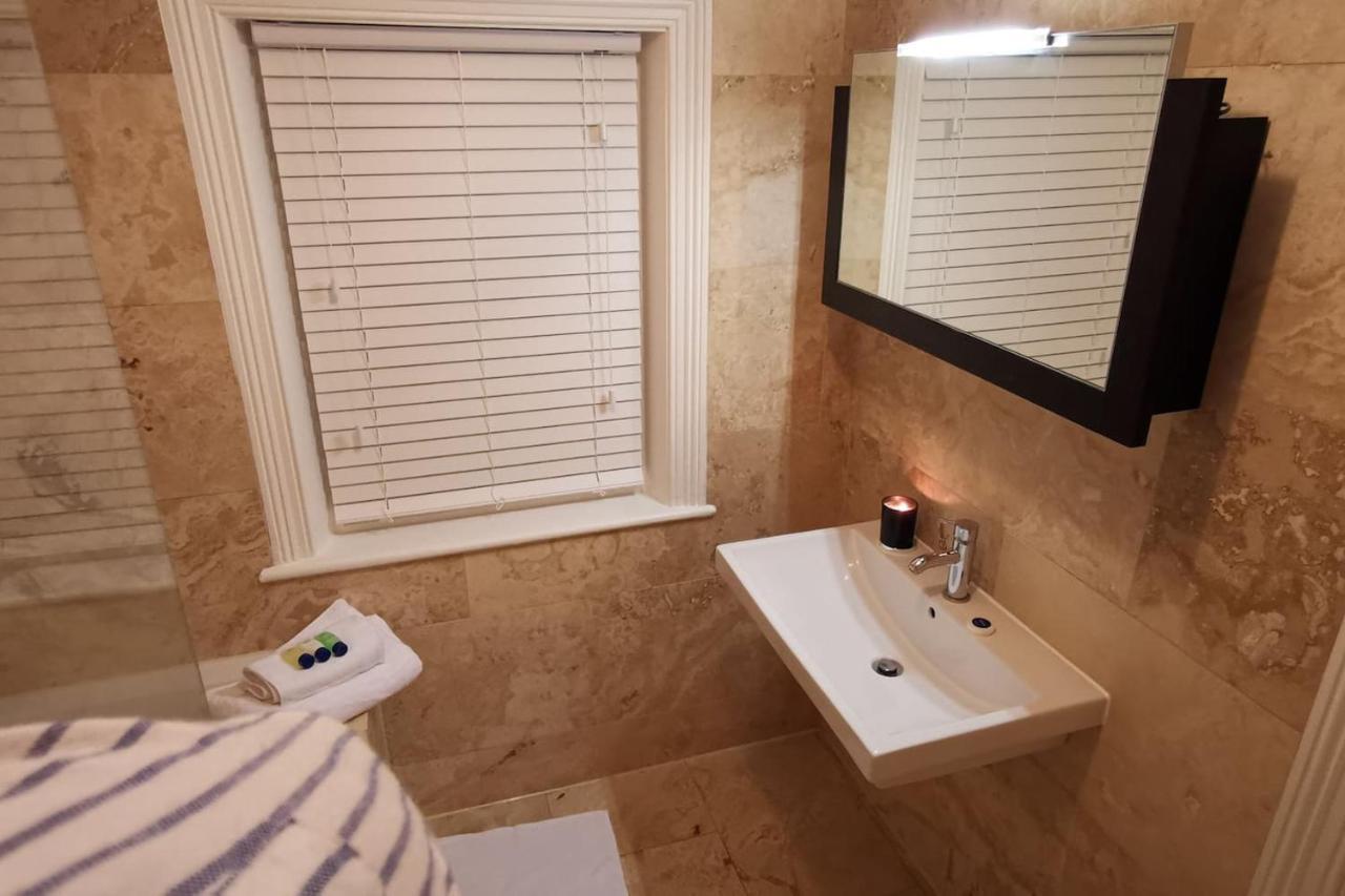 Perfectly Located 4 Storey Townhouse With 2 Parking Spaces In Central Harrogate Eksteriør bilde